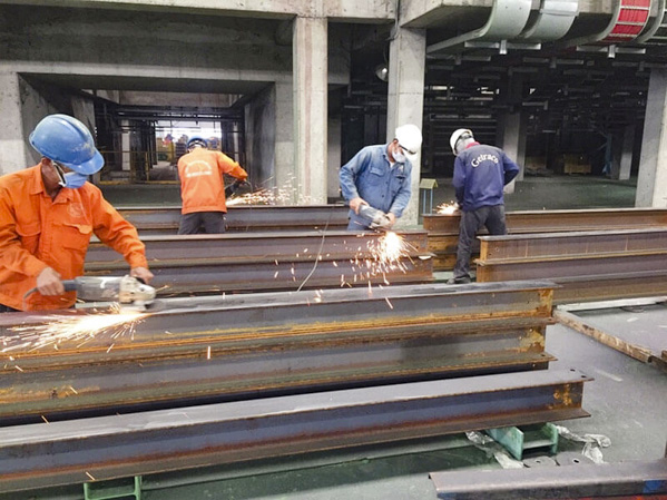 Công nhân làm việc tại xưởng mài thép của Công ty TNHH Posco SS Vina.