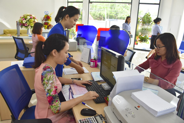 Khách hàng giao dịch tại Chi nhánh BIDV Long Sơn.