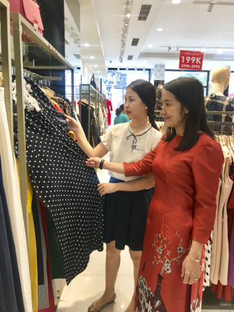 Khách chọn mua áo dài tại cửa hàng thời trang Nem Vũng Tàu.