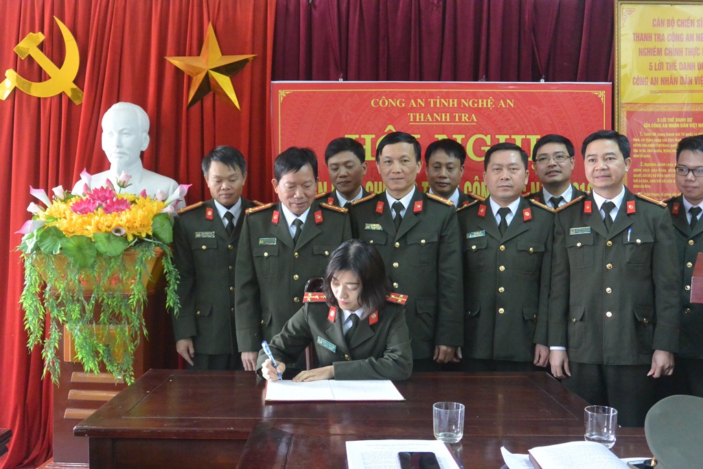 Ký giao ươc thi đua thực hiện phong trào thi đua 
