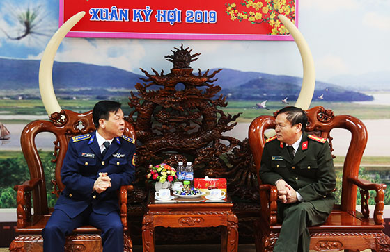 Đồng chí Đại tá Trần Văn Thơ – Phó Tư lệnh Cảnh sát biển Vùng 1 trao đổi với Đại tá Nguyễn Đình Dung – Phó Giám đốc Công an tỉnh về sự phát triển, lớn mạnh của lực lượng Cảnh sát biển trong thời gian qua