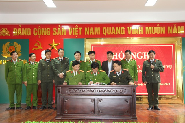 Đại diện các đội nghiệp vụ Công an huyện ký cam kết thực hiện nhiệm vụ CCHC năm2019