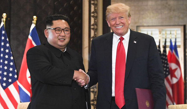 Tổng thống Mỹ Donald Trump (phải) và nhà lãnh đạo Triều Tiên Kim Jong-un tại hội nghị thượng đỉnh ở Singapore ngày 12-6-2018.