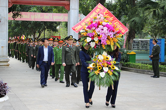 Đoàn đại biểu Công an tỉnh Nghệ An do đồng chí Đại tá Nguyễn Hữu Cầu – Bí thư Đảng ủy, Giám đốc Công an tỉnh dẫn đầu vào thắp hương tưởng niệm Chủ tịch Hồ Chí Minh tại Khu di tích lịch sử Kim Liên