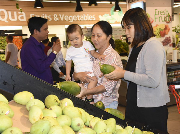 Khách hàng chọn mua trái cây tại Siêu thị Lotte Mart Vũng Tàu. Ảnh: SONG BÌNH