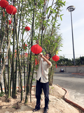 Công nhân Công ty TNHH Xây dựng Minh Hòa thi công các tiểu cảnh Hội vui Xuân tại Trung tâm VH-TT-TT huyện Long Điền.  