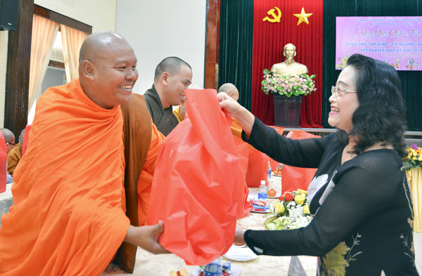 Đồng chí Nguyễn Thị Bạch Ngân, Phó Chủ tịch UBND TP.Vũng Tàu tặng quà Tết cho các đại diện chức sắc Phật giáo.