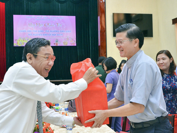 Đồng chí Nguyễn Đăng Minh, Phó Bí thư Thường trực Thành ủy Vũng Tàu tặng quà Tết cho chức sắc tôn giáo tại buổi họp mặt.