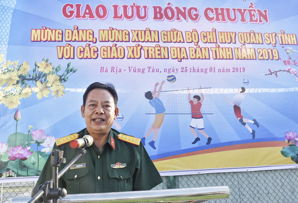 Đại tá Thái Văn Điền, Chính ủy Bộ CHQS tỉnh phát biểu khai mạc giải.