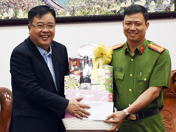 Đồng chí Nguyễn Văn Trình, Phó Bí thư Tỉnh ủy, Chủ tịch UBND tỉnh thăm, chúc Tết cán bộ, chiến sĩ Công an tỉnh. 