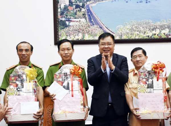Đồng chí Nguyễn Văn Trình, Phó Bí thư Tỉnh ủy, Chủ tịch UBND tỉnh thăm, chúc Tết cán bộ, chiến sĩ các phòng thuộc Công an tỉnh. 
