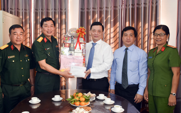 Đồng chí Nguyễn Thành Long, Ủy viên Ban Thường vụ Tỉnh ủy, Phó Chủ tịch UBND tỉnh thăm, chúc Tết cán bộ, chiến sĩ C13 Cục An ninh quân đội.
