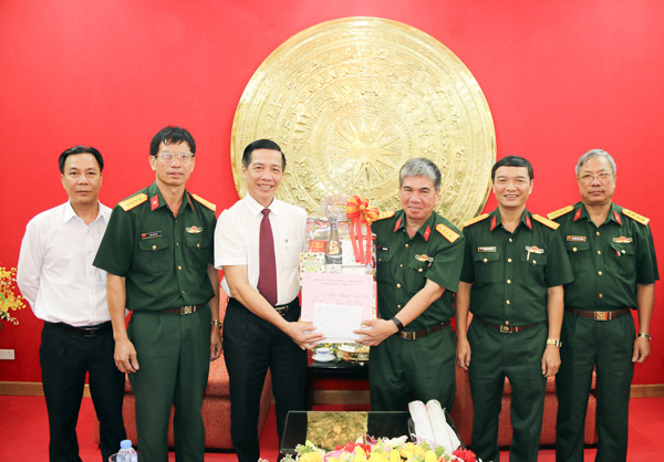 Đồng chí Lưu Tài Đoàn, Ủy viên Ban Thường vụ Tỉnh ủy, Trưởng Ban Tổ chức Tỉnh ủy thăm và tặng quà Tổng cục 2, Bộ Quốc phòng phía Nam. 