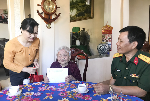 Đồng chí Huỳnh Thị Phúc, Phó Chủ tịch LĐLĐ tỉnh thăm, tặng quà Mẹ Việt Nam Anh hùng Hồ Thị Tam (xã Long Phước). 