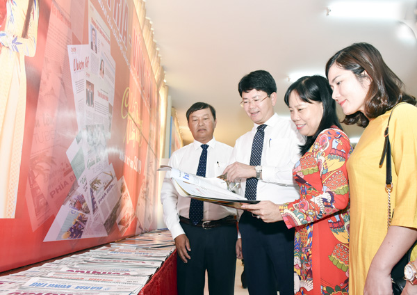Đồng chí Nguyễn Thanh Tịnh, Tỉnh ủy viên, Phó Chủ tịch UBND tỉnh xem ấn phẩm Xuân tại gian trưng bày của Báo Bà Rịa-Vũng Tàu.