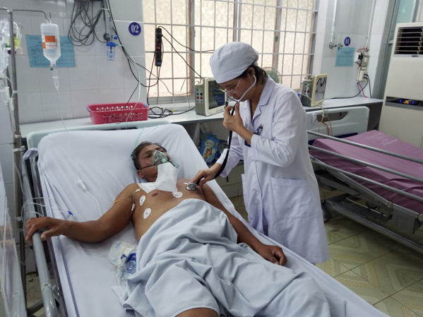Bác sĩ Khoa Hồi sức tích cực chống độc BV Lê Lợi thăm khám cho bệnh nhân, một trong những khoa dự kiến sẽ là “vệ tinh”  cho BV Nhân Dân 115 trong năm 2019. 