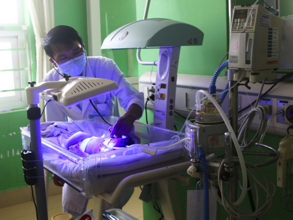 Bác sĩ Vương Quang Thắng khám cho trẻ sơ sinh tại phòng chăm sóc trẻ sơ sinh thiếu tháng, Khoa Nhi, BV Bà Rịa.