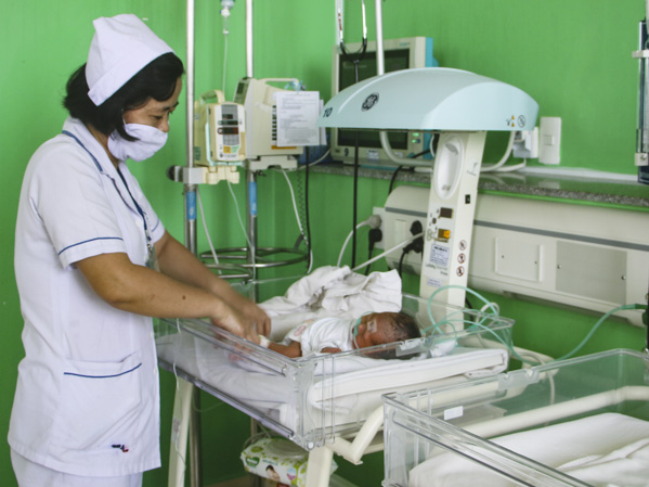 Điều dưỡng tại Khoa Nhi, BV Bà Rịa đang chăm sóc trẻ sơ sinh thiếu tháng. Ảnh: MINH THIÊN