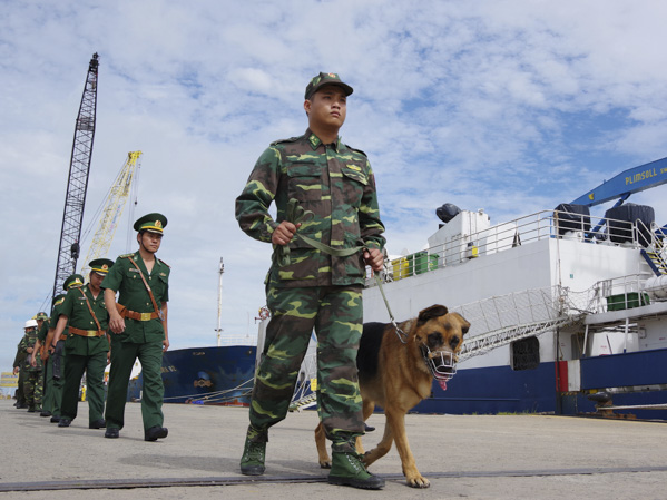 Lực lượng Biên phòng tuần tra bảo đảm an ninh trật tự tại khu vực cảng trên địa bàn TX. Phú Mỹ. 