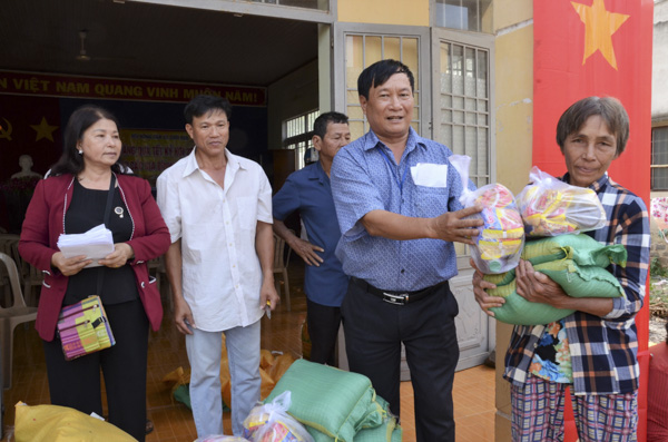 Bà Nguyễn Thị Hương (bìa trái), Giám đốc HTX Thủy sản Suối Giàu tặng quà cho người nghèo trên địa bàn xã Suối Rao, huyện Châu Đức.