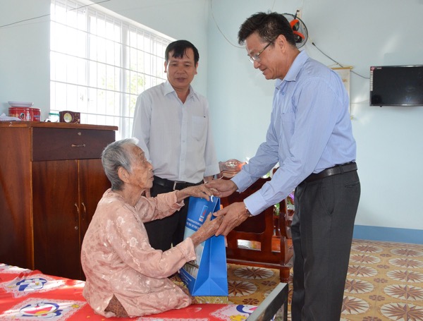 Ông Trần Đình Lâm, Chủ tịch Công đoàn Công ty Cảng PTSC Phú Mỹ trao quà và thăm hỏi sức khỏe một cụ già tại Trung tâm nuôi dưỡng người già neo đơn.