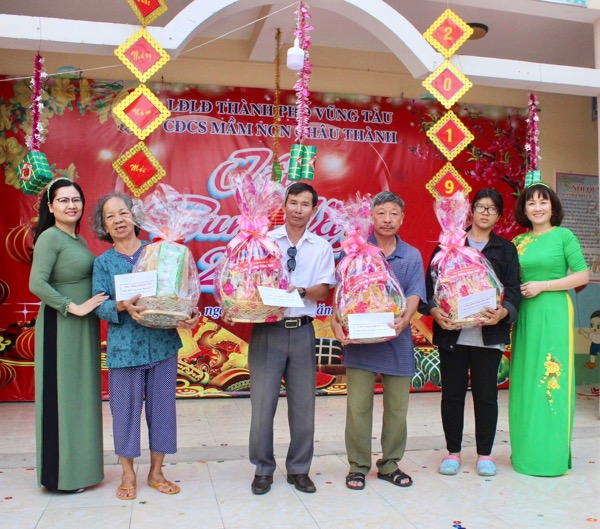 Cô Nguyễn Thị Thu Thủy (bìa trái), Hiệu trưởng Trường MN Châu Thành trao quà cho các hộ dân có hoàn cảnh khó khăn trên địa bàn phường 4, TP. Vũng Tàu. 