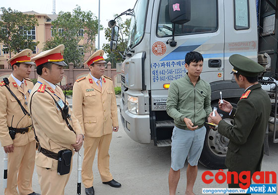 Tổ công tác kiểm tra nhanh chất ma túy đối với người điều khiển phương tiện giao thông