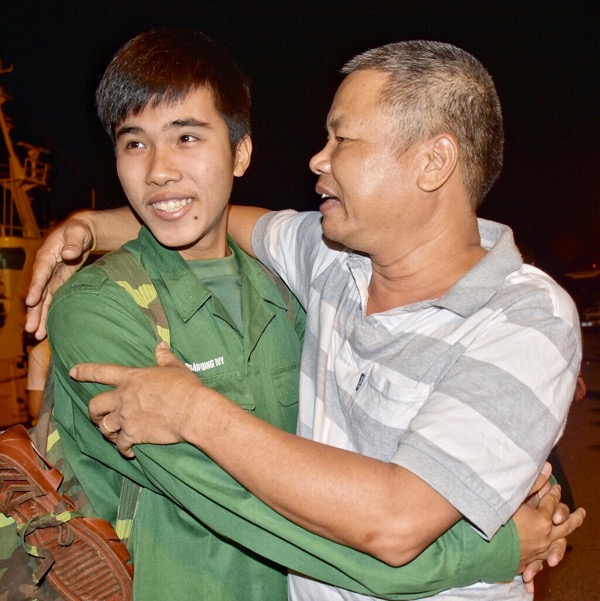 Quân nhân Đoàn Quang Duy (SN 1998, ngụ phường 7, TP. Vũng Tàu) không giấu nổi vui mừng khi gặp lại cha trong ngày hoàn thành nghĩa vụ trở về.