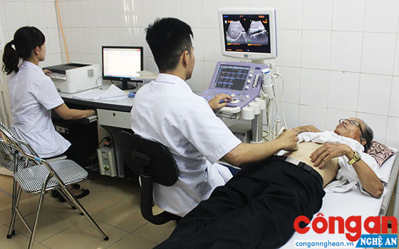 Người dân khám, chữa bệnh bảo hiểm y tế tại Bệnh viện Đa khoa huyện Hưng Nguyên