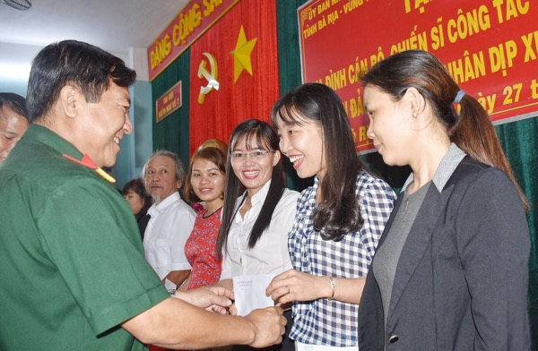 Đại tá Nguyễn Hoàng Tấn, Phó Chính ủy Bộ CHQS tỉnh tặng quà cho thân nhân cán bộ, chiến sĩ.