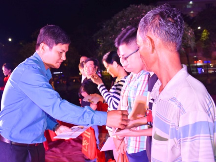 Ông Nguyễn Thanh Sơn, Chủ tịch LĐLĐ TP.Vũng Tàu trao quà cho đoàn viên, CNVCLĐ khó khăn.