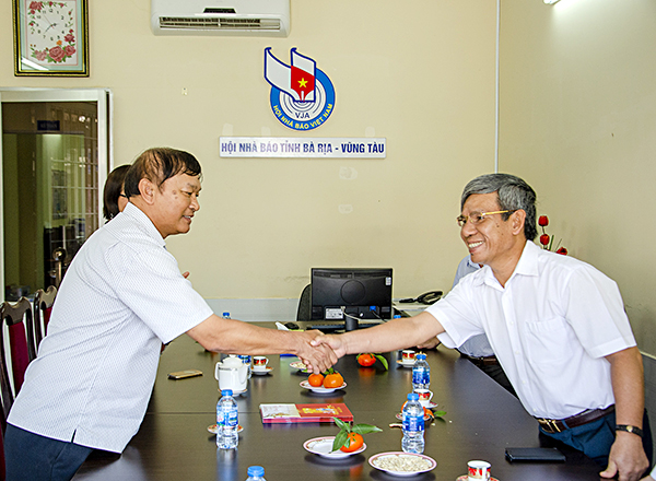 Đồng chí Nguyễn Lập, Chủ tịch UBND TP. Vũng Tàu thăm, chúc Tết lãnh đạo Hội Nhà Báo tỉnh.