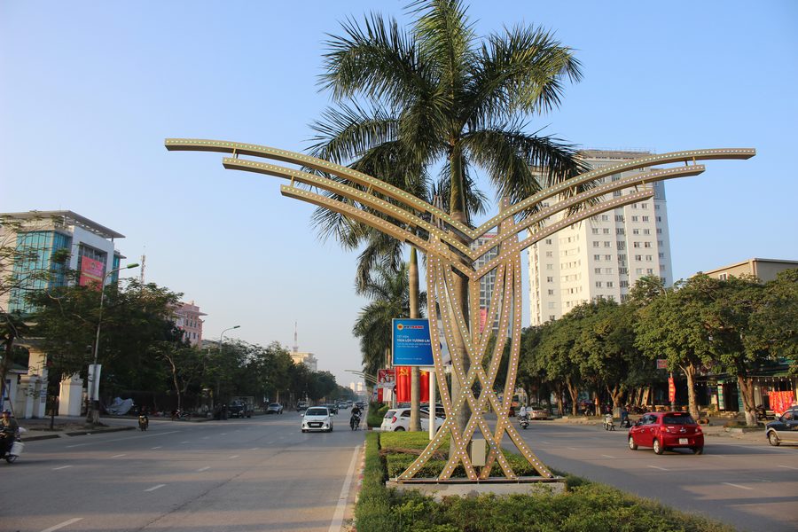 Hệ thống đèn trang hoàng đang gấp rút hoàn thành