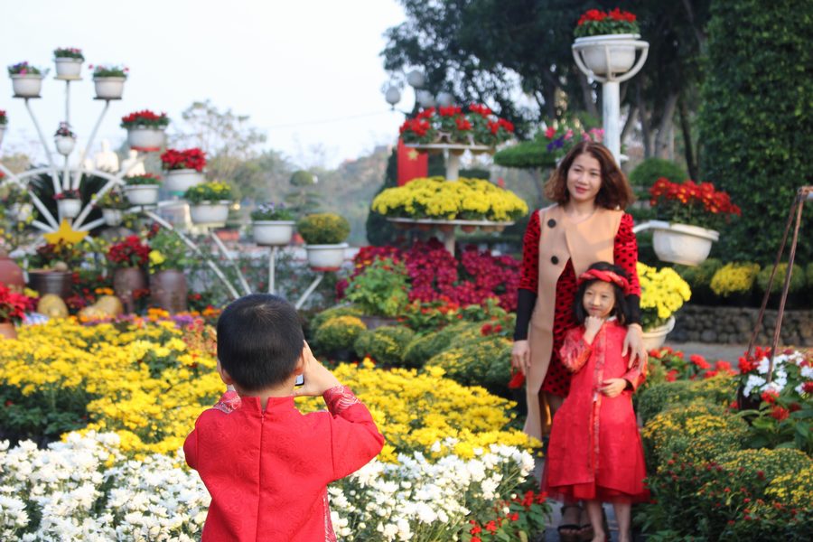 Chụp ảnh cho mẹ và em gái