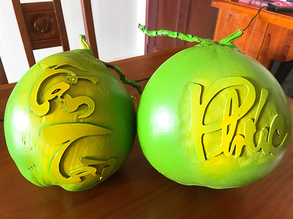 Một cặp dừa khắc chữ thư pháp tại cửa hàng trái cây tươi (217, Nguyễn Hữu Cảnh, TP.Vũng Tàu) giá chỉ 150 ngàn đồng/cặp.