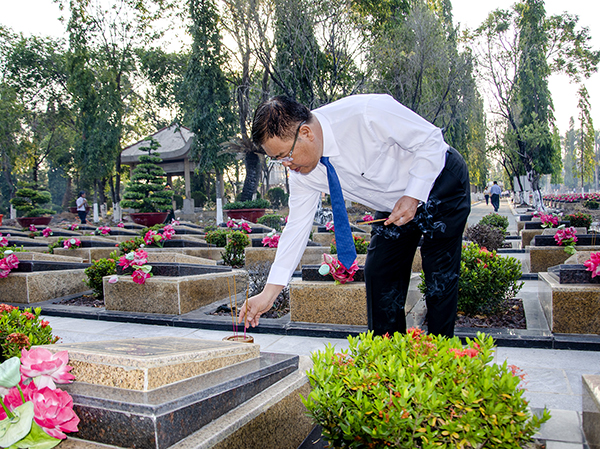 Đồng chí Nguyễn Văn Trình, Phó Bí thư Tỉnh ủy, Chủ tịch UBND tỉnh thắp hương trên các phần mộ liệt sĩ.
