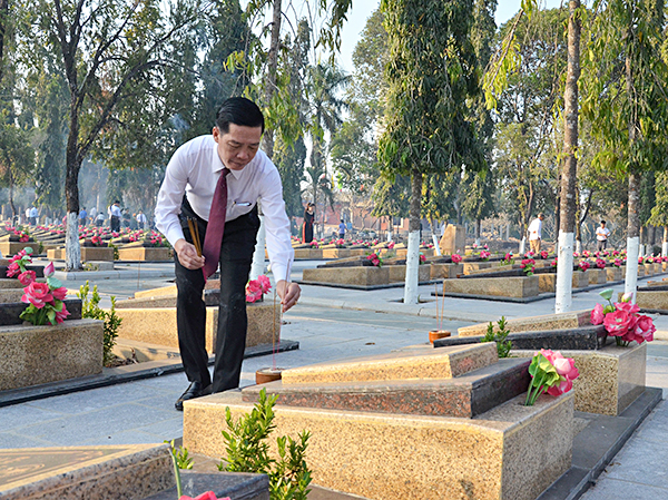 Đồng chí Lưu Tài Đoàn, Ủy viên Ban Thường vụ, Trưởng Ban Tổ chức Tỉnh ủy thắp hương trên phần mộ liệt sĩ.