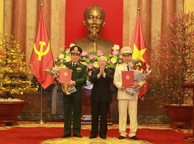 Tổng Bí thư, Chủ tịch nước Nguyễn Phú Trọng trao Quyết định thăng cấp bậc hàm Đại tướng cho hai đồng chí Tô Lâm và Lương Cường