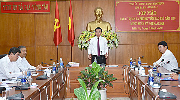 Đồng chí Nguyễn Hồng Lĩnh, Ủy viên Trung ương Đảng, Bí thư Tỉnh ủy, Chủ tịch HĐND tỉnh phát biểu tại buổi họp mặt.