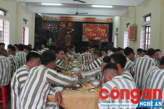 Các phạm nhân quây quần bên mâm cơm tất niên