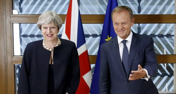 Thủ tướng Anh Theresa May (bìa trái) và Chủ tịch Hội đồng châu Âu Donald Tusk.