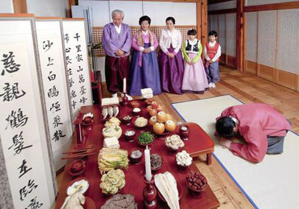 Người dân Hàn Quốc mặc trang phục truyền thống và tiến hành lễ cúng tổ tiên.