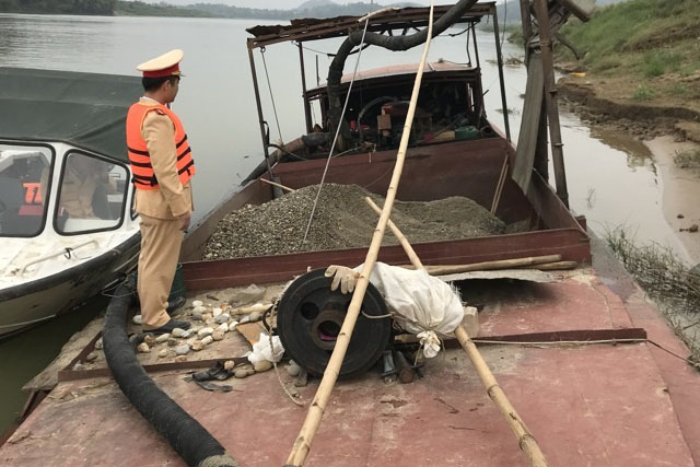 Cán bộ Đội Tuyên truyền - Xử lý giao thông đường thủy xử lý 1 trường hợp khai thác cát trái phép