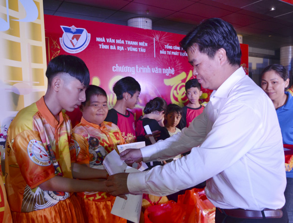 Anh Lê Văn Minh, Bí thư Tỉnh Đoàn trao quà Tết cho trẻ em có hoàn cảnh khó khăn trên địa bàn TP. Vũng Tàu. 
