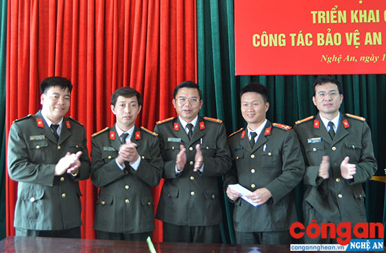 Thăm hỏi, tặng quà đồng chí Bùi Tuấn Anh, cán bộ phòng An ninh kinh tế, có hoàn cảnh khó khăn.