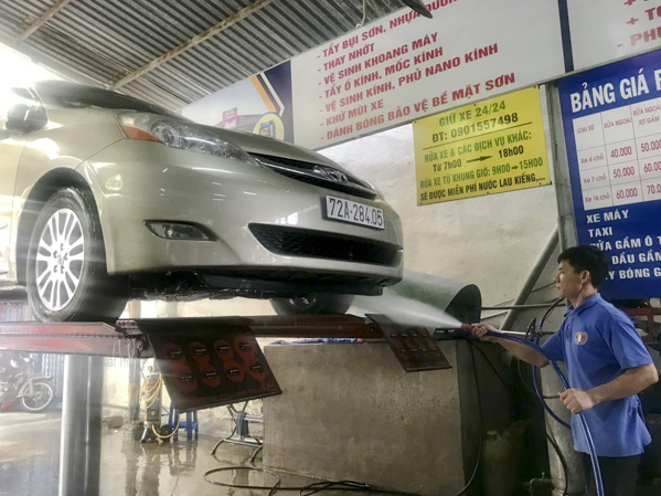 Nhân viên Trung tâm dịch vụ chăm sóc xe hơi, xe máy (37A Nguyễn Tri Phương, TP. Vũng Tàu) rửa xe và thực hiện các gói bảo dưỡng xe ô tô cho khách.