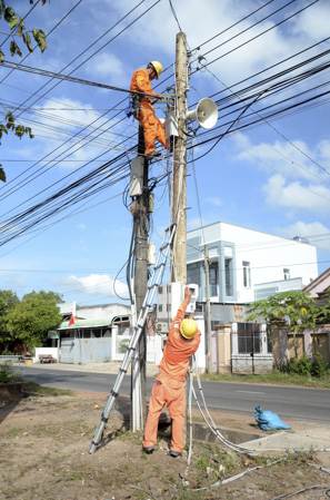 Nhân viên Điện lực Long Điền kiểm tra lưới điện tại khu vực xã Tam Phước.