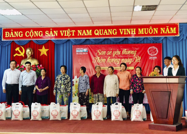 Đại diện Kienlongbank Long Điền trao quà Tết cho các gia đình khó khăn tại thị trấn Long Hải. Ảnh: THÀNH HUY