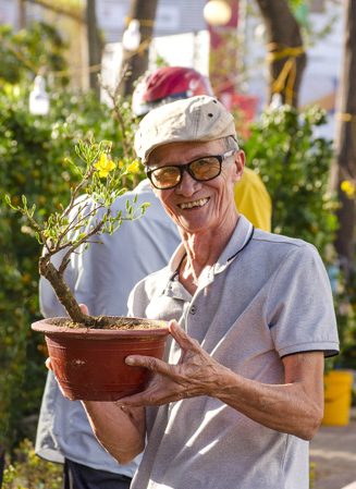 Ông Trần Ngọc Hải (76 tuổi, ở phường 4, TP. Vũng Tàu)  vui mừng khi chọn mua được cây mai ưng ý. 
