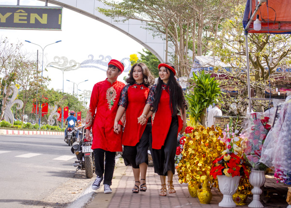 Các bạn trẻ dạo đường hoa TT.Phước Bửu (huyện Xuyên Mộc) trong  trang phục áo dài cách tân.